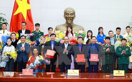 Thủ tướng Nguyễn Xuân Phúc gặp các gương mặt trẻ tiêu biểu năm 2016 chiều 19/3.